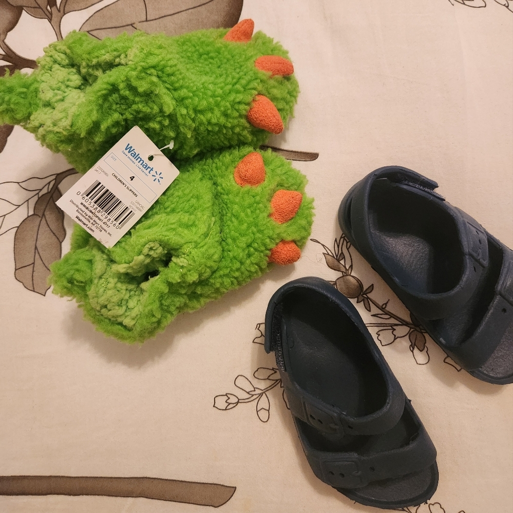 Bundle of 2 Pair of Size 4 Baby Shoes (Houseshoes are NWT and Sandals)